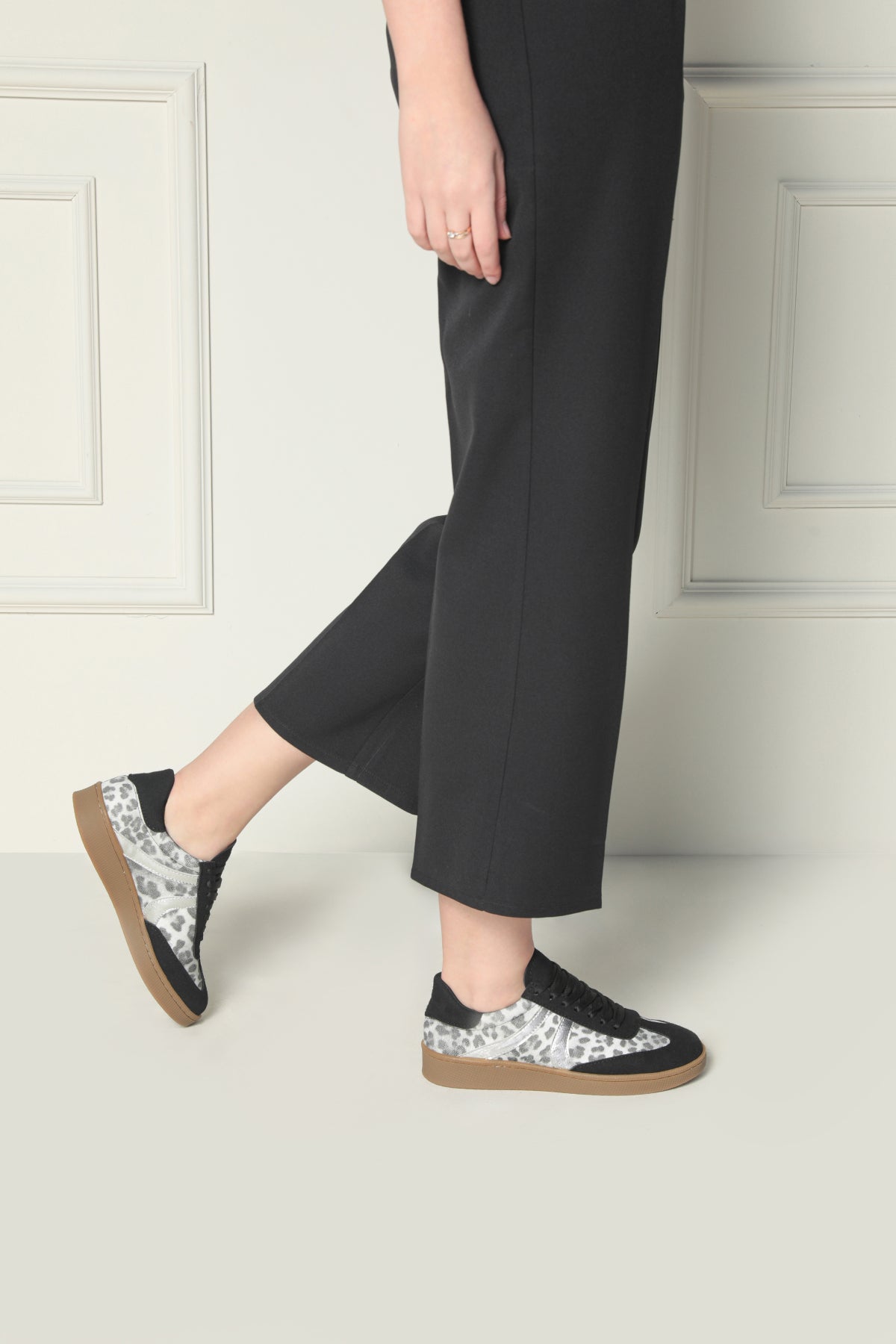 Leontina Siyah Flats