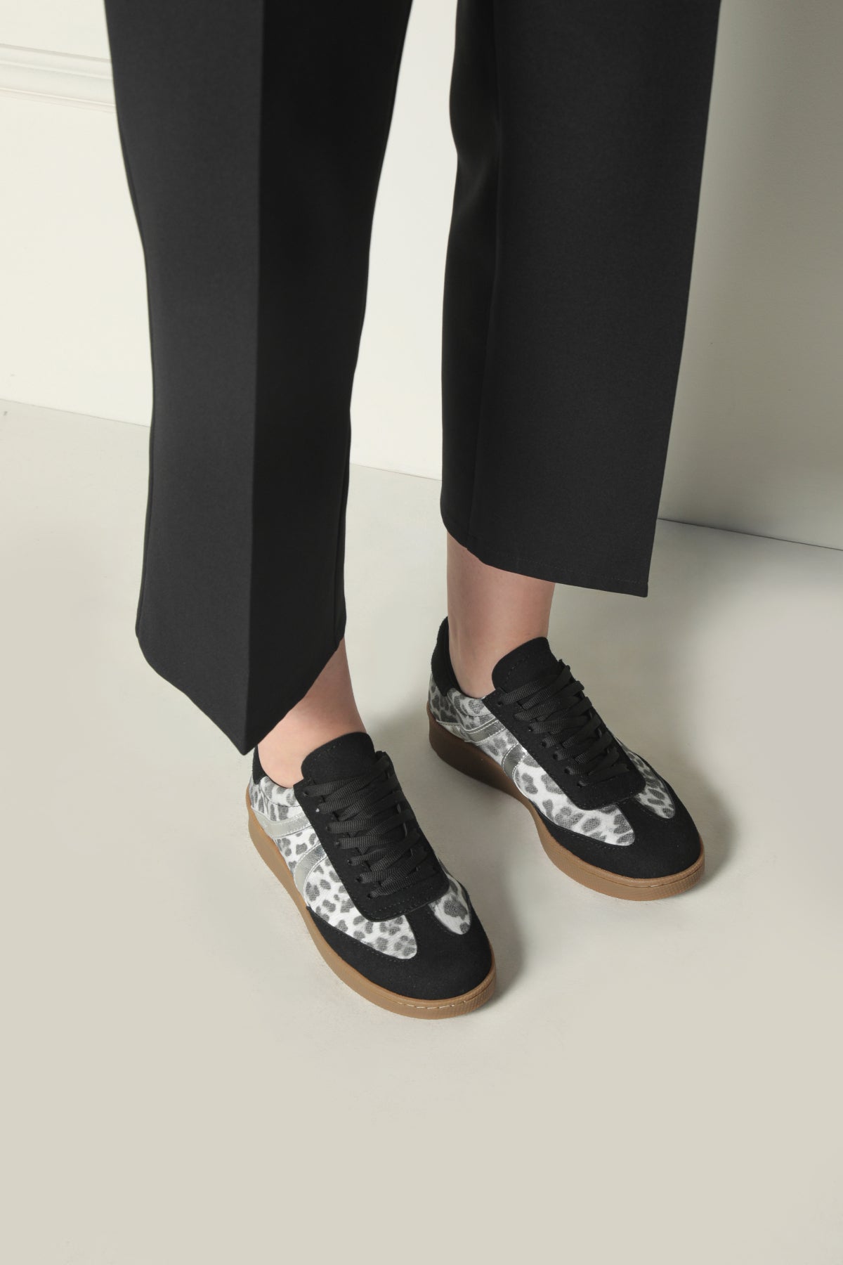 Leontina Siyah Flats